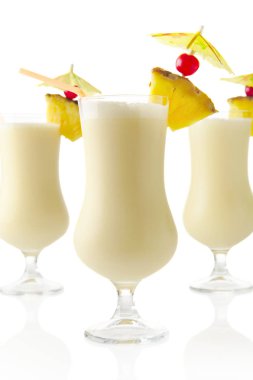Pina colada Hindistan cevizi kokteyller ile saman isolat çerçevesinde kırpılmış