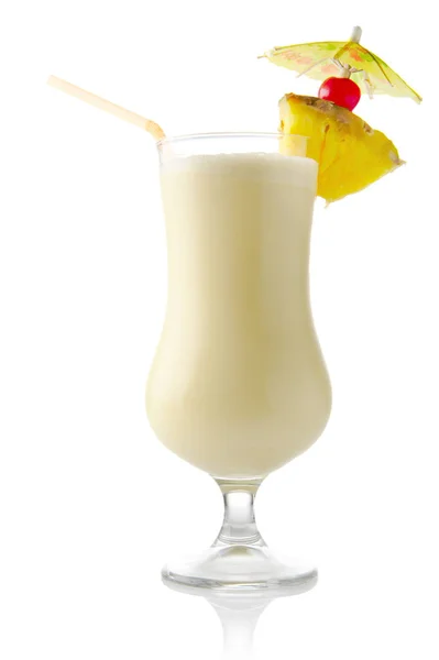 Pina colada kokosnoot cocktail met ijs op witte achtergrond — Stockfoto