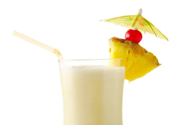 Close up de pina colada cocktail com palha isolada em branco — Fotografia de Stock