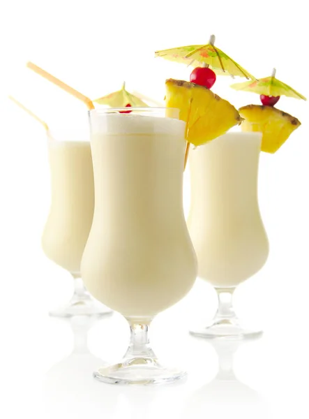 Coquetéis de coco Pina colada com gelo sobre fundo branco — Fotografia de Stock