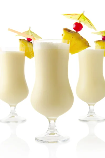 Quadro cortado de coquetéis de coco Pina colada com isolamento de palha — Fotografia de Stock