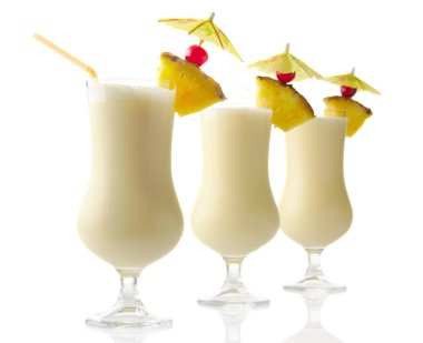 Pina colada beyaz izole ananas parçası ile