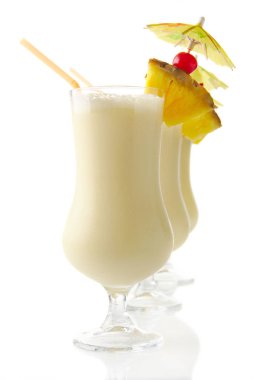 Pina colada şemsiye, ananas ve üzerinde beyaz izole saman