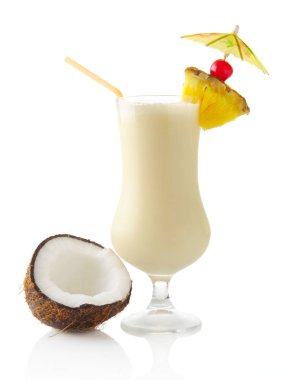 Pina colada kokteyli beyaz zemin üzerine Hindistan cevizi