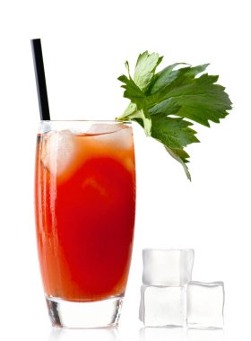 Votka Bloody mary içecek beyaz izole buz küpleri ile
