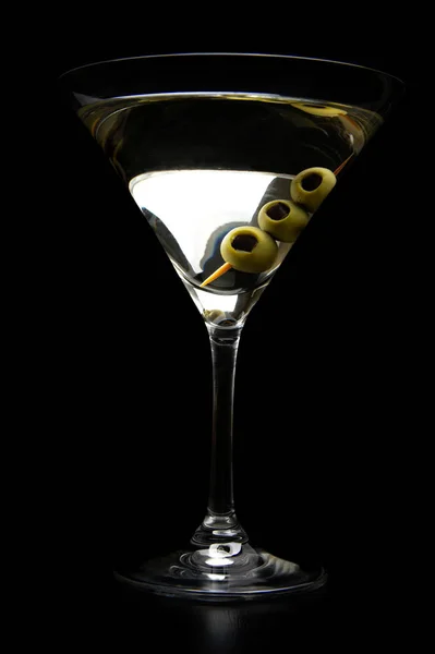 Водка мартини коктейль с оливками изолированы на черном — стоковое фото
