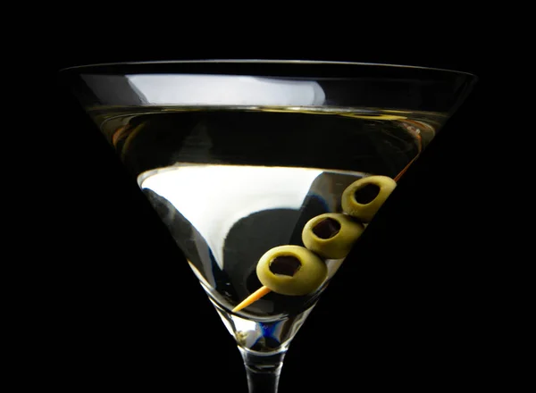 Close up de coquetel Martini com azeitonas isoladas em preto — Fotografia de Stock