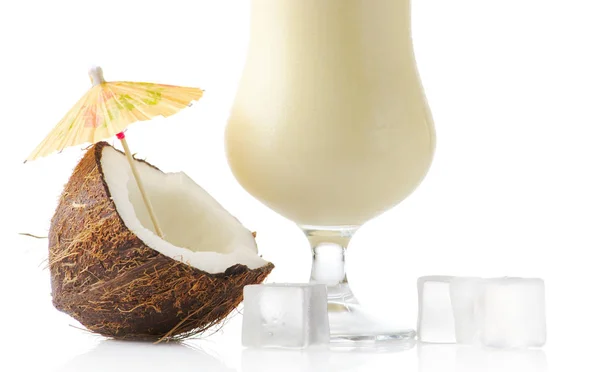 Cocktail Pina colada cultivado com coco e cubos de gelo isolados em branco — Fotografia de Stock