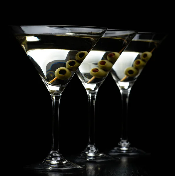 Vermute Martini bebe com azeitonas isoladas a preto — Fotografia de Stock