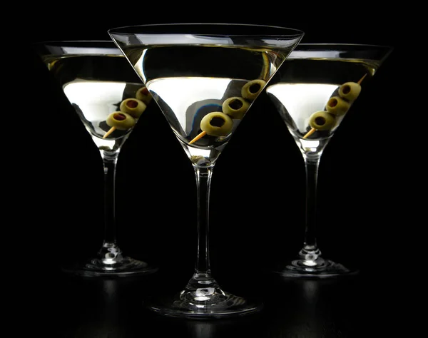 Vermouth Martini dranken met olijven geïsoleerd op zwart — Stockfoto
