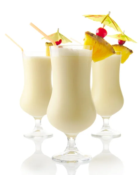 흰색에 고립 된 선쉐이드를 곁들인 크롭 뷰 피나 콜라다 음료 — 스톡 사진