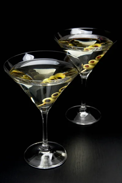 Bevande Martini con olive isolate sul tavolo nero Foto Stock Royalty Free