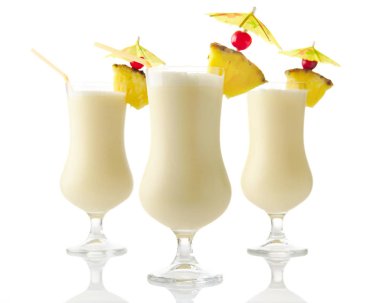 Beyaz izole üç Pina colada hindistan cevizi kokteylleri