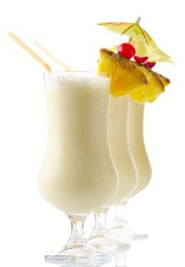 Pina colada yaz içecekleri beyaz izole ananas parçası ile