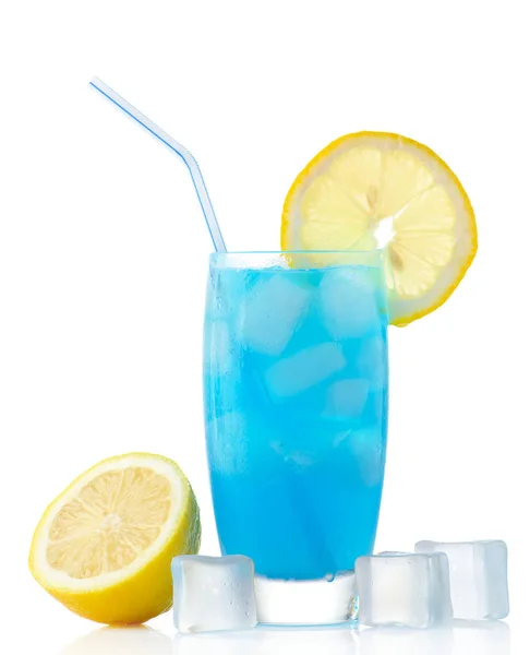 Bevanda laguna blu con limone, paglia e cubetti di ghiaccio su bianco Immagini Stock Royalty Free