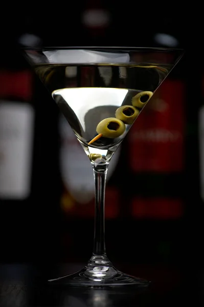 Wodka-Martini-Cocktail mit Oliven in Bar auf schwarz — Stockfoto