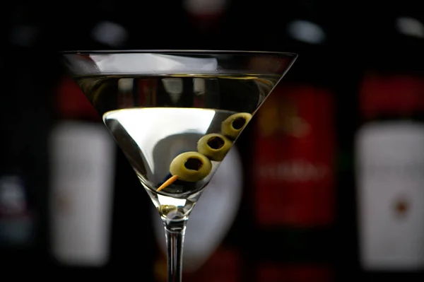 Close up van Martini cocktail met olijven in bar op zwart — Stockfoto