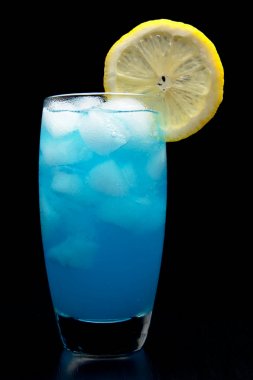 Siyah üzerinde izole limon dilim ile mavi lagün kokteyli