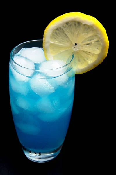 Cocktail laguna blu con fetta di limone isolata su nero Fotografia Stock