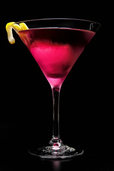 Coquetel cosmopolita rosa isolado em preto — Fotografia de Stock