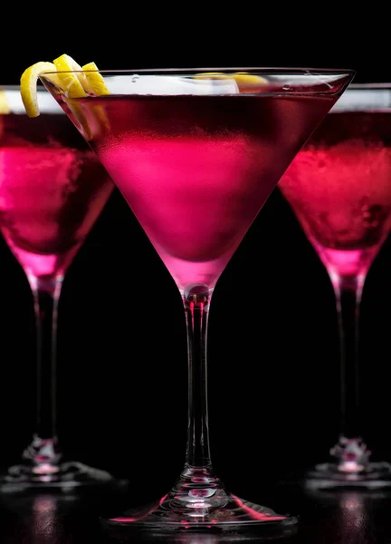 Closeup cocktail cosmopoliti isolati su nero Immagini Stock Royalty Free