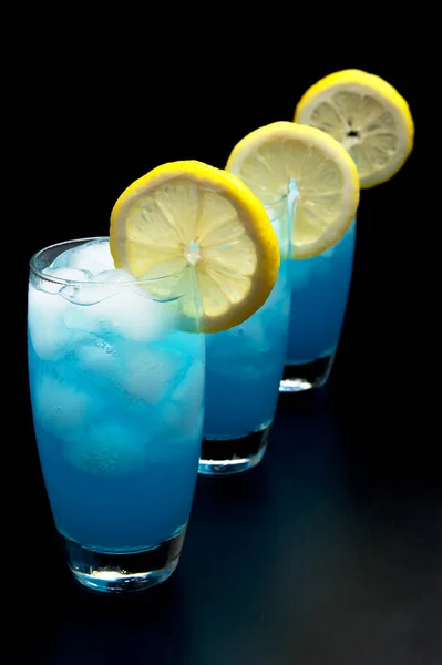 블루 라군 음료를 가까이에서 볼 수 있으며, 검은색에 얼음 조각이 비치다. — 스톡 사진