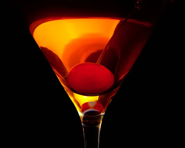 Closeup Manhattan cocktail com cereja vermelha em preto — Fotografia de Stock