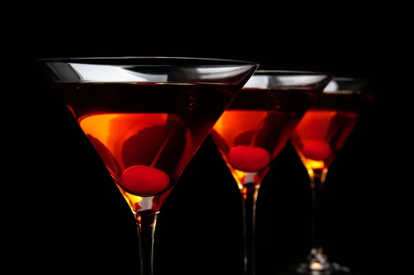 Nahaufnahme-Manhattan-Drinks mit roter Kirsche auf schwarzem Brett — Stockfoto