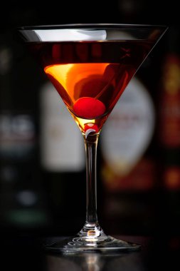 Arka planda kulüp ile kiraz ile Manhattan içki