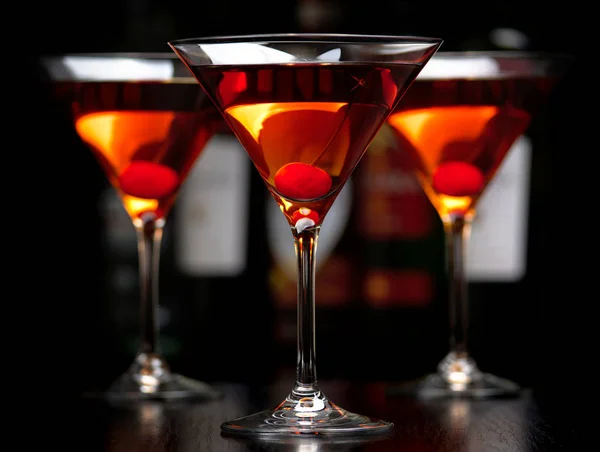 Manhattan bebidas con cereza con club en el fondo — Foto de Stock