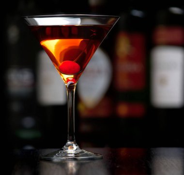 Arka planda bar ile kiraz manhattan içki
