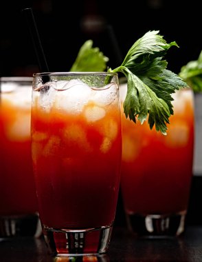Siyah üzerinde kulüp kereviz ile buz küpleri ile Bloody Mary kırpılmış çerçeve