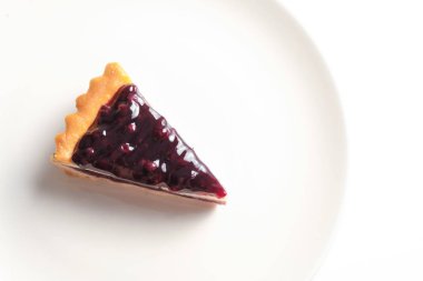 Yaban mersini peynirli Tart en az beyaz tabak