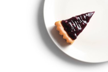 Yaban mersini peynirli Tart en az beyaz tabak