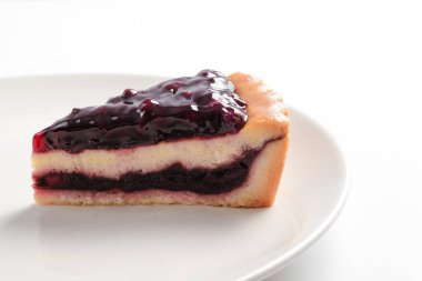 Yaban mersini peynirli Tart en az beyaz tabak