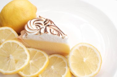 Limon peynir ekşi beyaz arka planda - yumuşak odak