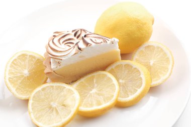 Limon peynir ekşi beyaz arka planda - yumuşak odak