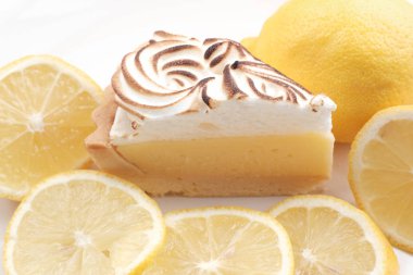 Limon peynir ekşi beyaz arka planda - yumuşak odak