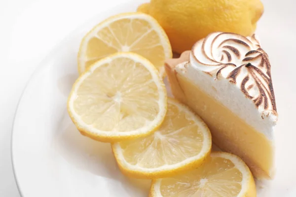 Torta Queijo Limão Sobre Fundo Branco Foco Suave — Fotografia de Stock