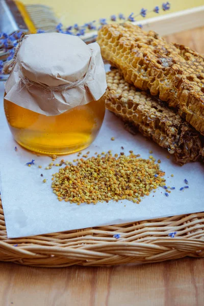 Wabe Glasgefäß Mit Honig — Stockfoto