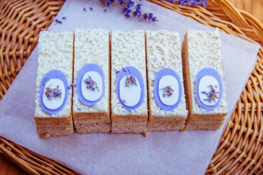 pasta ve lavanta ahşap bir masa üzerinde buket