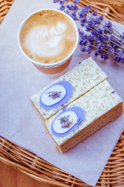 kek ve kahve bir kağıt bardak