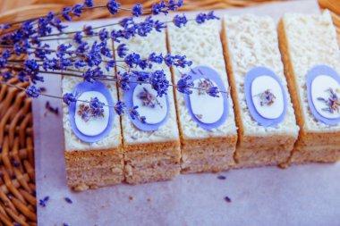 pasta ve lavanta ahşap bir masa üzerinde buket