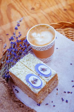 kek ve kahve bir kağıt bardak