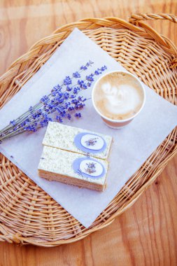 kek ve kahve bir kağıt bardak