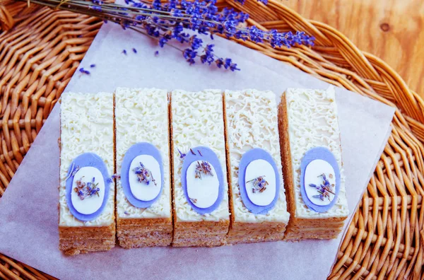 pasta ve lavanta ahşap bir masa üzerinde buket