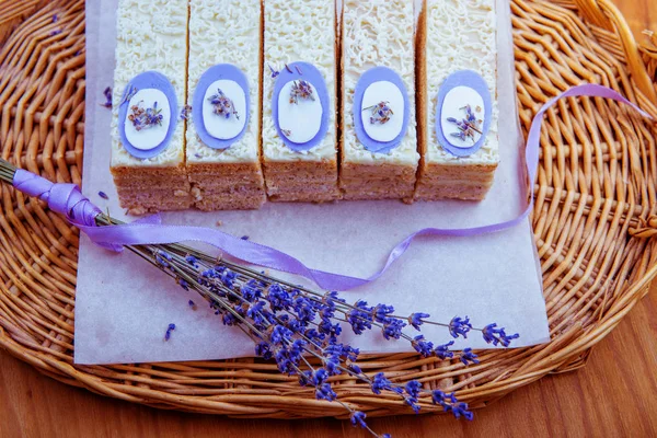 pasta ve lavanta ahşap bir masa üzerinde buket