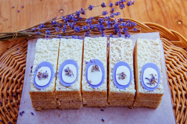 pasta ve lavanta ahşap bir masa üzerinde buket