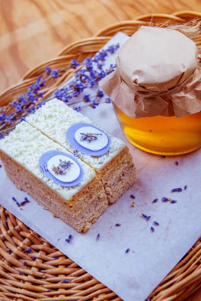 tatlım pasta ahşap bir masa üzerinde