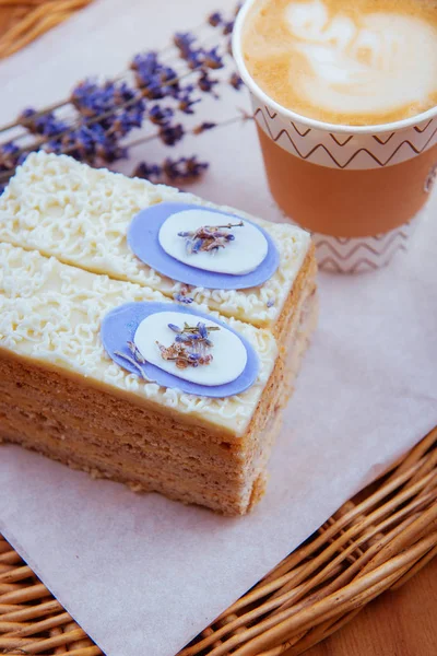 kek ve kahve bir kağıt bardak